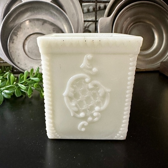 ANTIQUE, WESTMORELAND SPECIALTY, MILK GLASS, 1905, COLLECTIBLE JAR - Picture 2 of 8